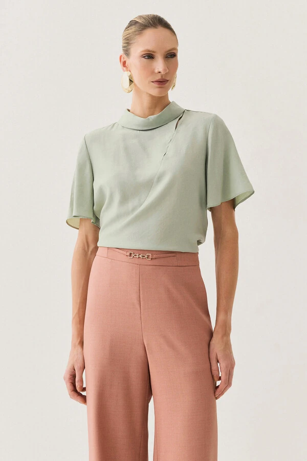 Blusa de Cetim Gola Dobrada Recorte Assimétrico Cut Out
