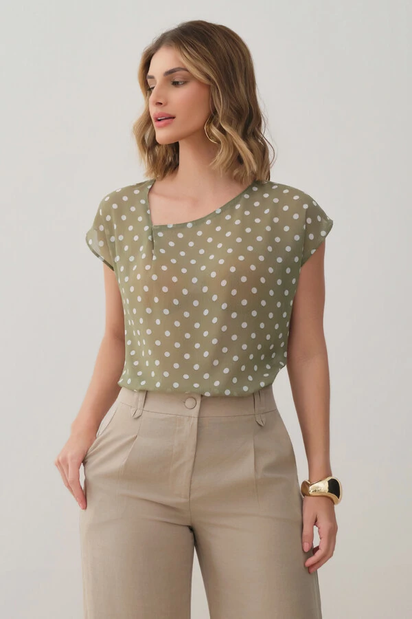 Blusa Poa de Chiffon Manga Morcego Decote Assimétrico Prega