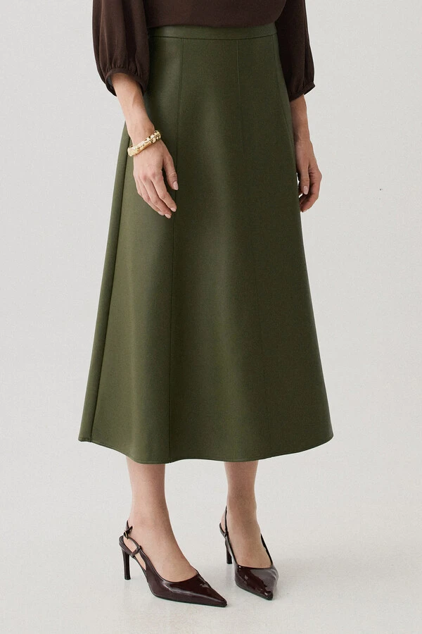 Saia Midi Evasê de Couro Recortes