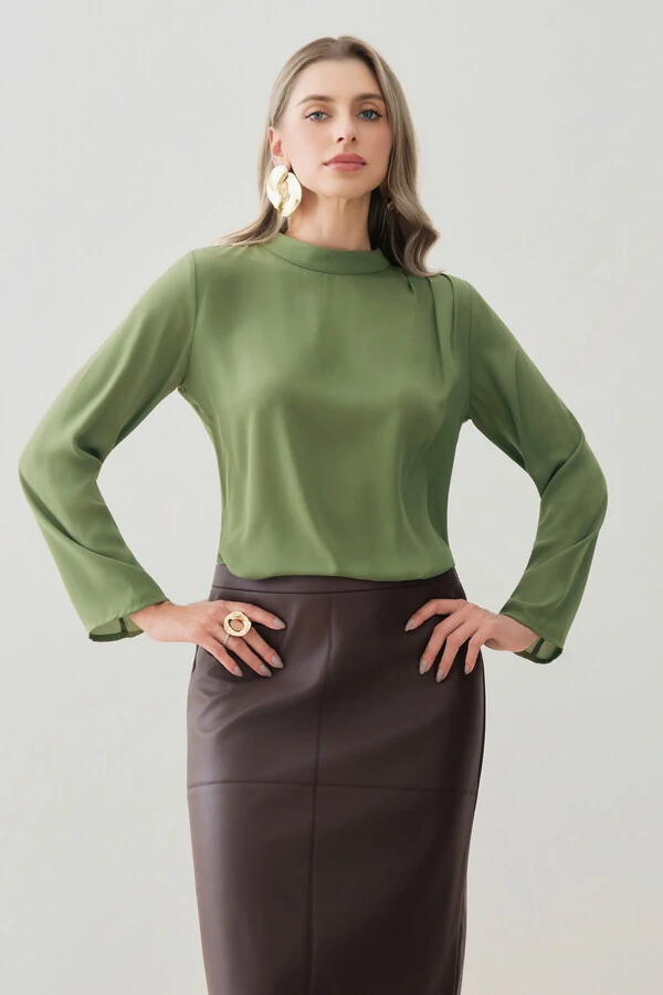 Blusa Assimétrica Manga Longa Evasê Gola Baixa Pregas Ombro Esquerdo