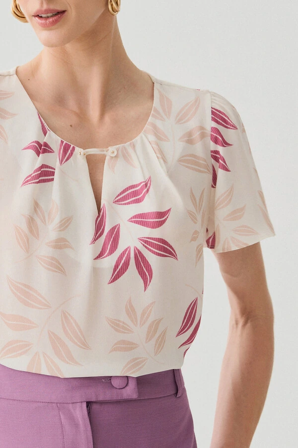 Blusa Folhagem Manga Evasê Decote Vazado