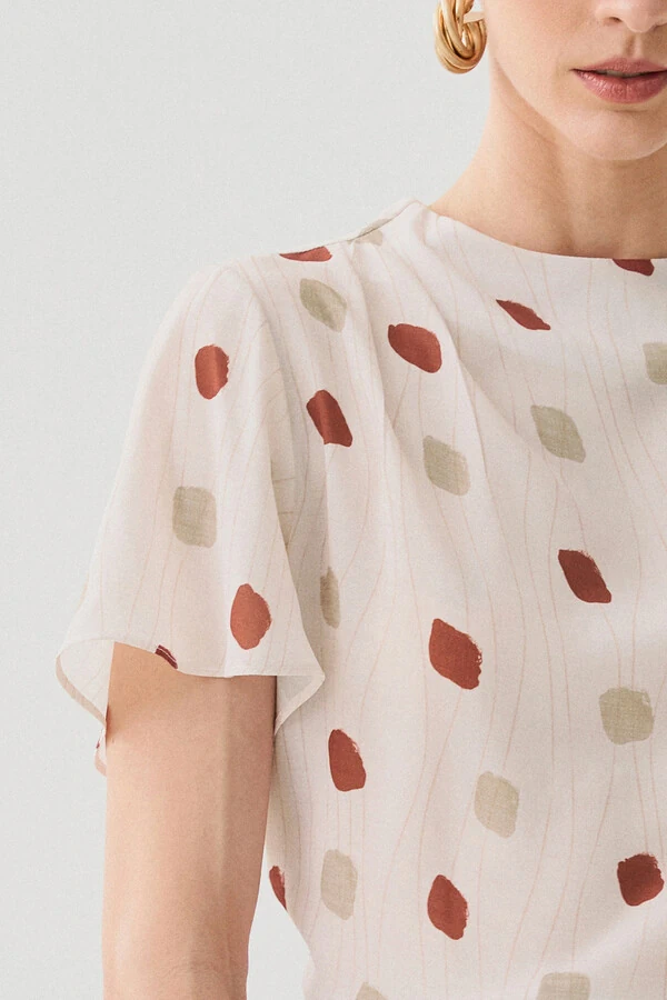 Blusa Assimétrica Abstrata Gola Careca Baixa Pregas Ombro Direito