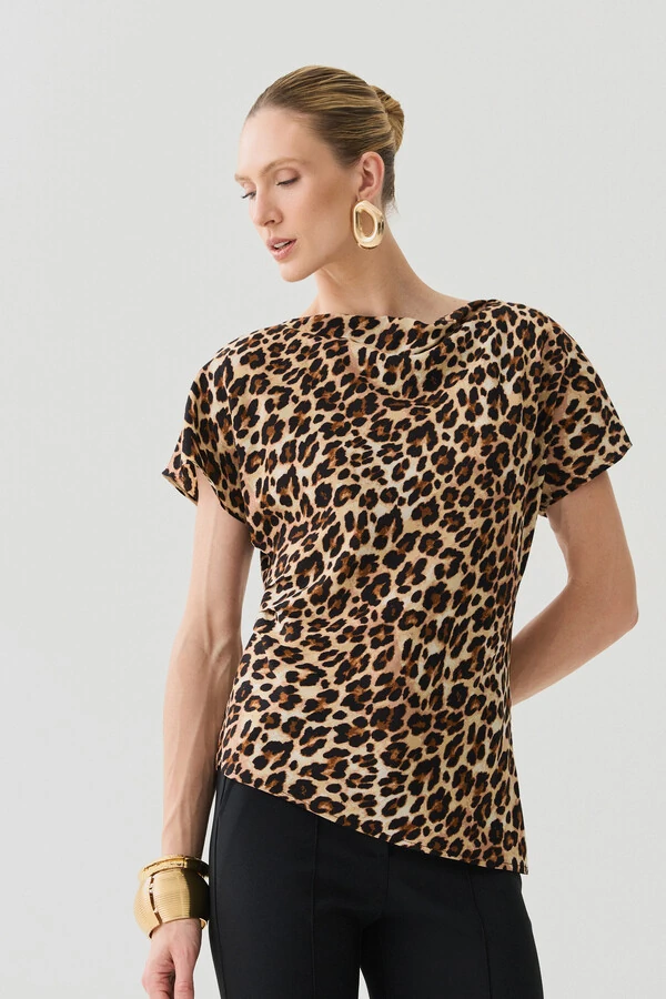 Blusa Assimétrica Onça Manga Morcego Decote Canoa Drapeado