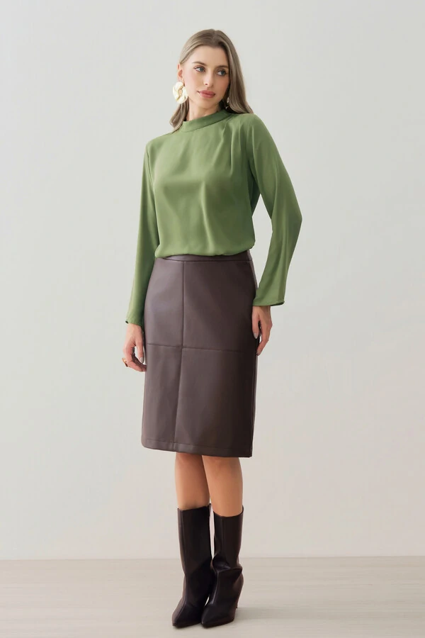 Blusa Assimétrica Manga Longa Evasê Gola Baixa Pregas Ombro Esquerdo