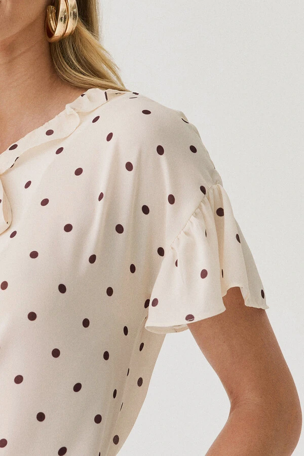 Blusa Poa Manga Franzida Decote Babado Laço