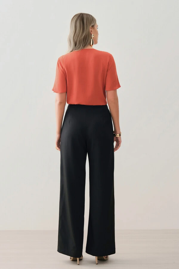 Blusa Manga Evasê Decote Vazado Gold