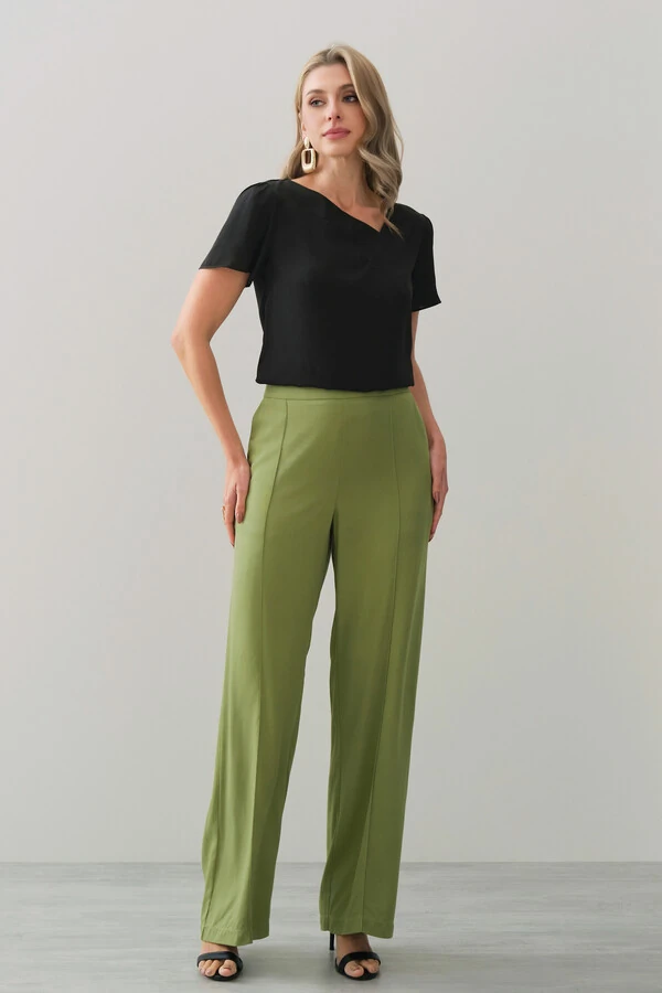 Blusa Decote V Assimétrico Pregas