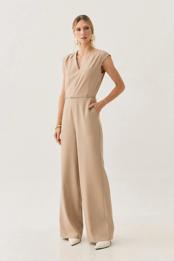 Macacão Regata de Alfaiataria Decote V Ombro Pregas Cinto Fino Gold