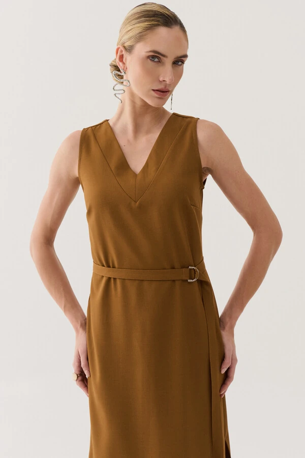 Vestido Midi Regata de Alfaiataria Decote V Recorte e Cinto Fivela
