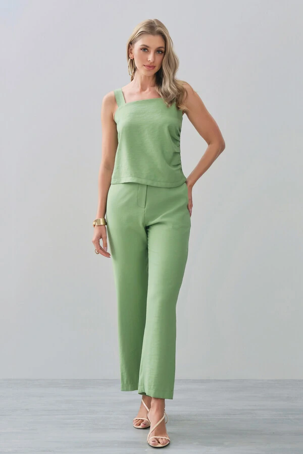 Conjunto de Alfaiataria Blusa de Alça Crop Assimétrica Lateral Franzida e Calça Reta Botão Forrado
