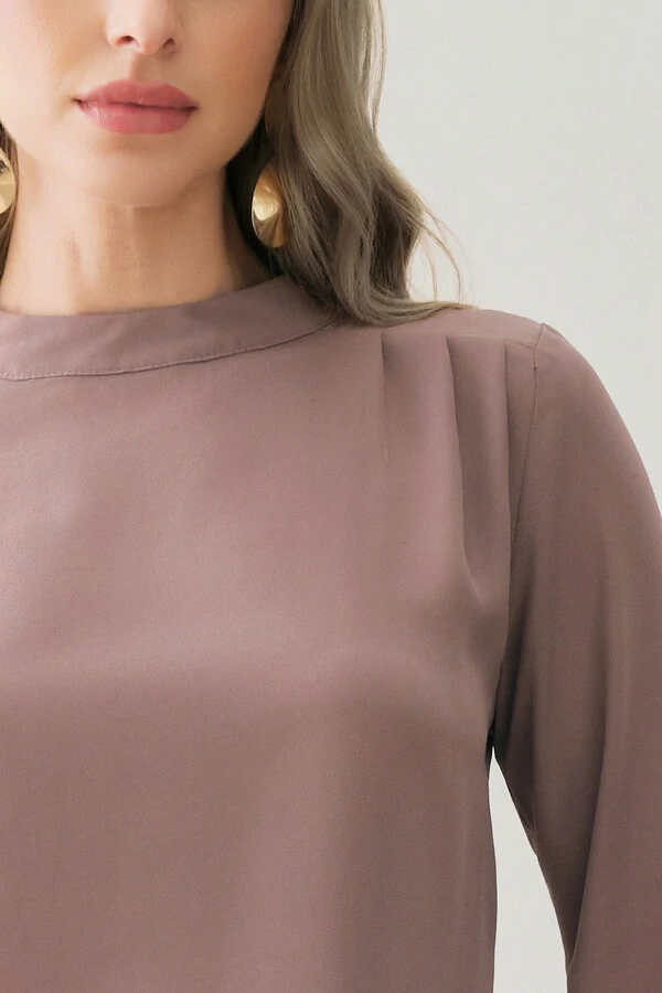 Blusa Assimétrica Manga Longa Punho Gola Baixa Ombro Esquerdo Pregas Triple