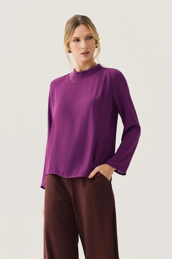 Blusa Assimétrica Manga Longa Evasê Gola Baixa Pregas Ombro Esquerdo