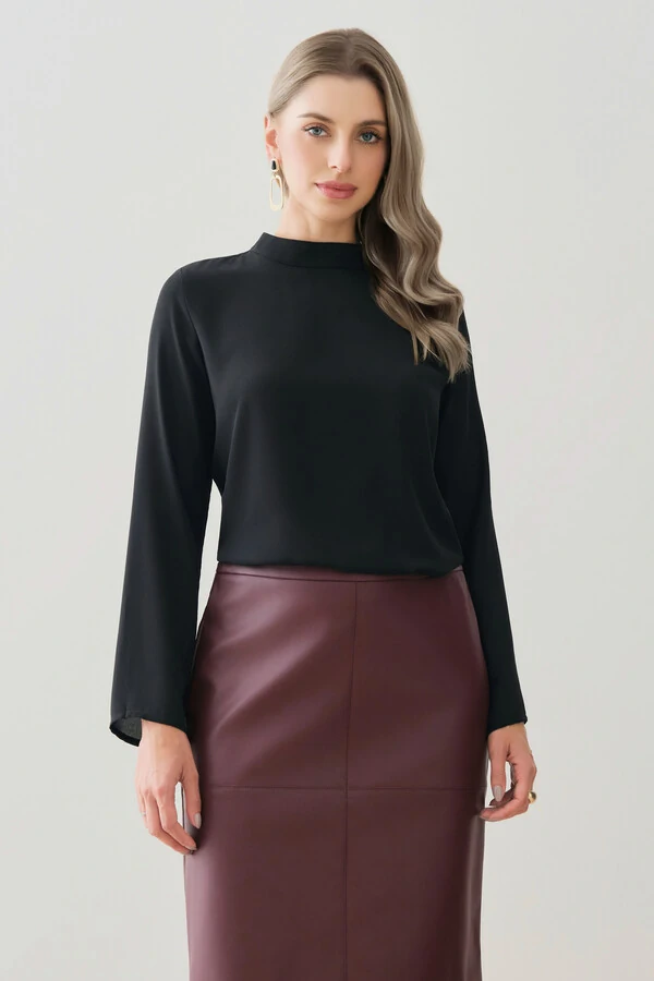 Blusa Assimétrica Manga Longa Evasê Gola Baixa Pregas Ombro Esquerdo