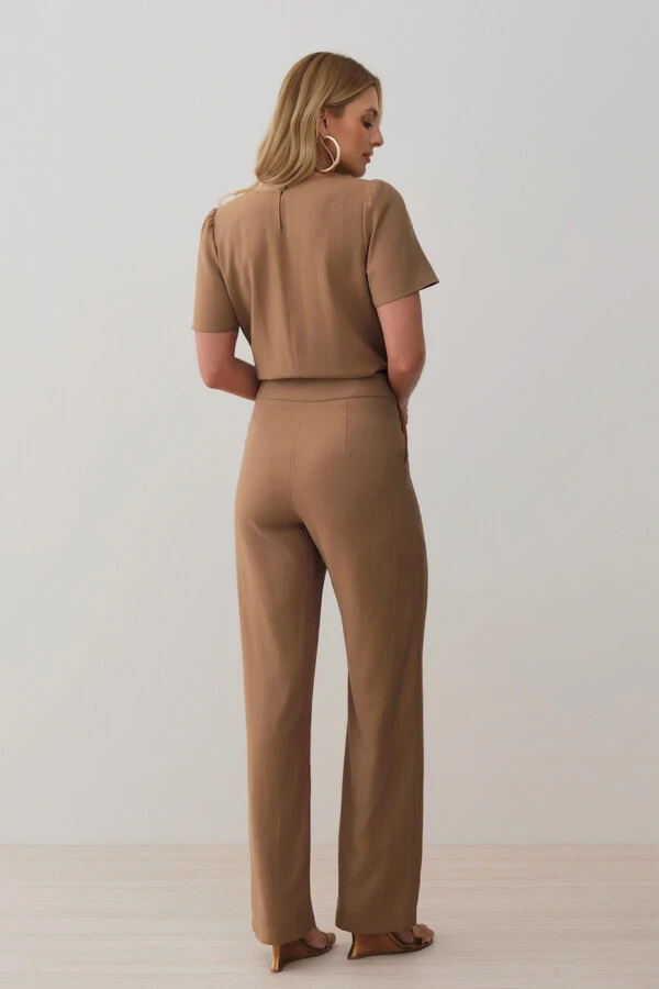 Conjunto de Blusa Ombro Prega e Calça Reta Ampla