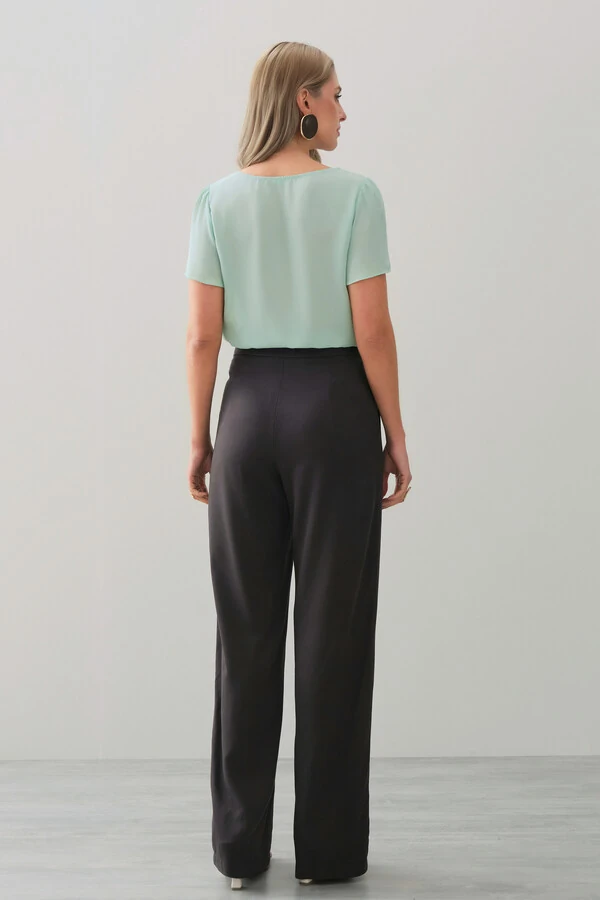 Blusa Decote V Assimétrico Pregas