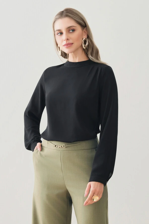 Blusa Assimétrica Manga Longa Punho Gola Baixa Ombro Esquerdo Pregas Triple