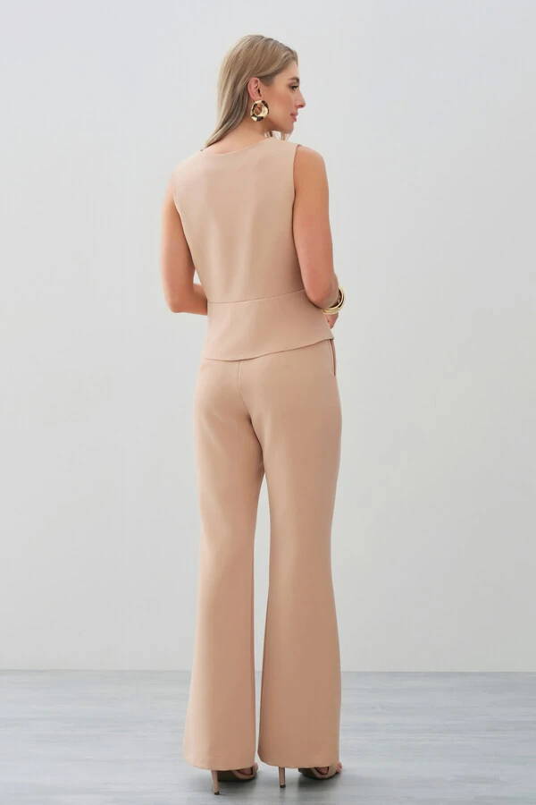 Conjunto de Alfaiataria de Blusa Regata Decote V Recorte e Calça Flare Botão Forrado