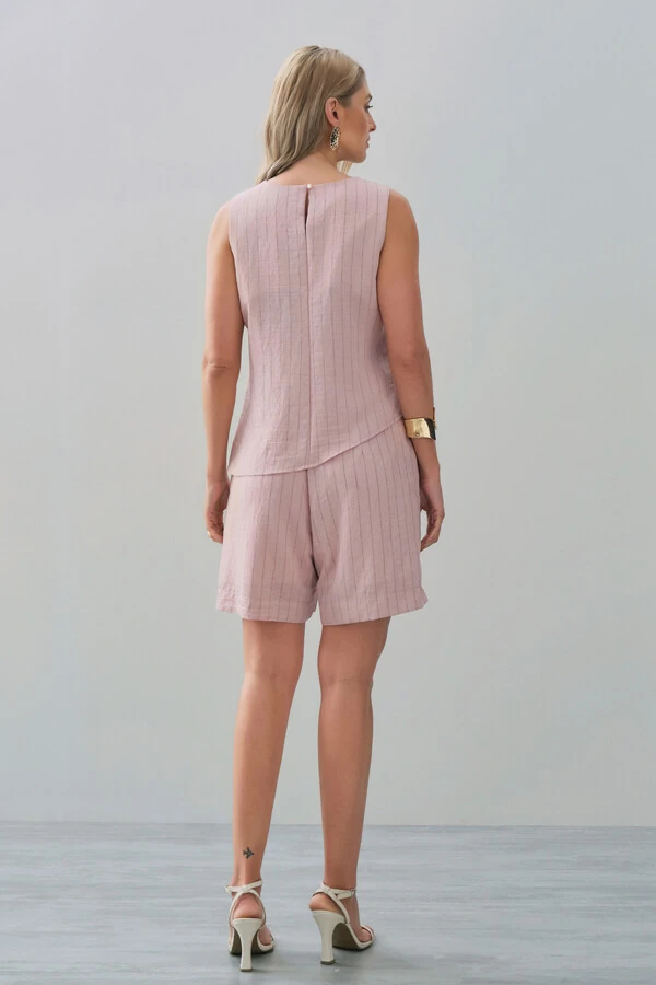 Conjunto de Linho Listrado de Blusa Regata Assimétrica Lateral Franzida e Shorts