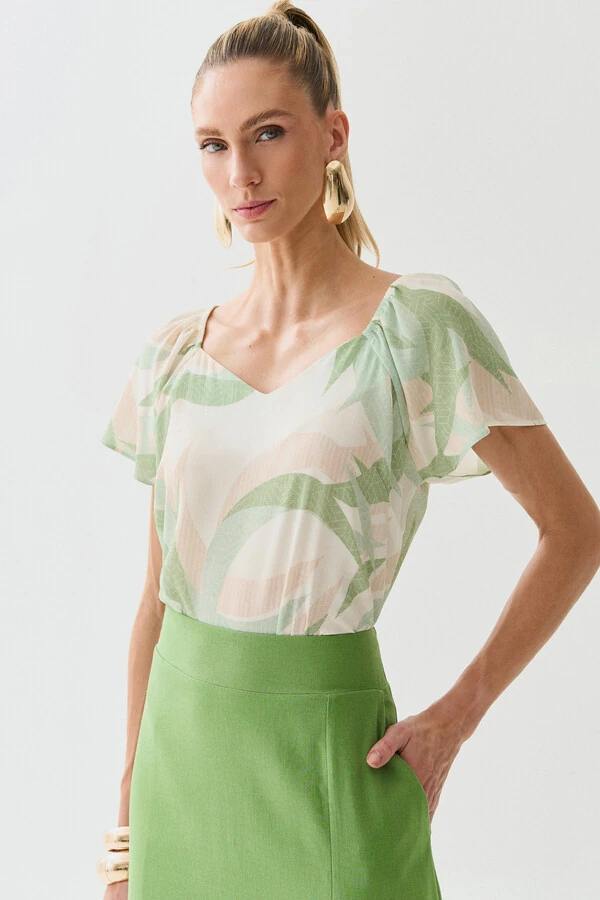 Blusa Abstrata Manga Raglan Decote Coração Ombro Elástico