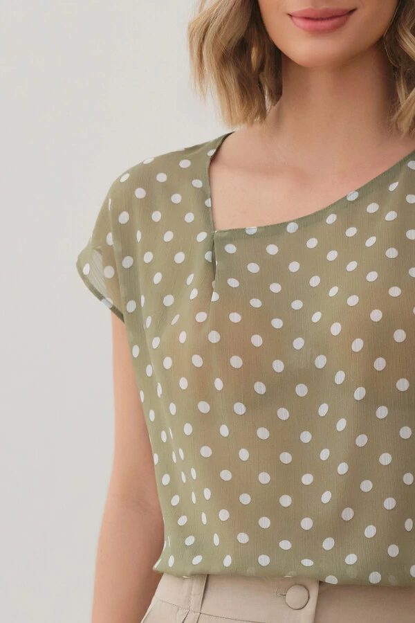 Blusa Poa de Chiffon Manga Morcego Decote Assimétrico Prega