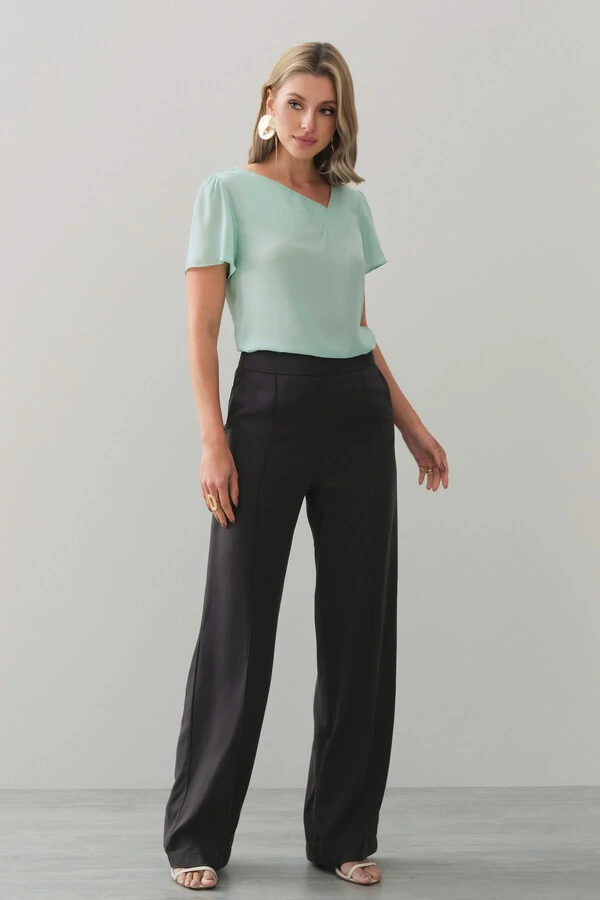 Blusa Decote V Assimétrico Pregas