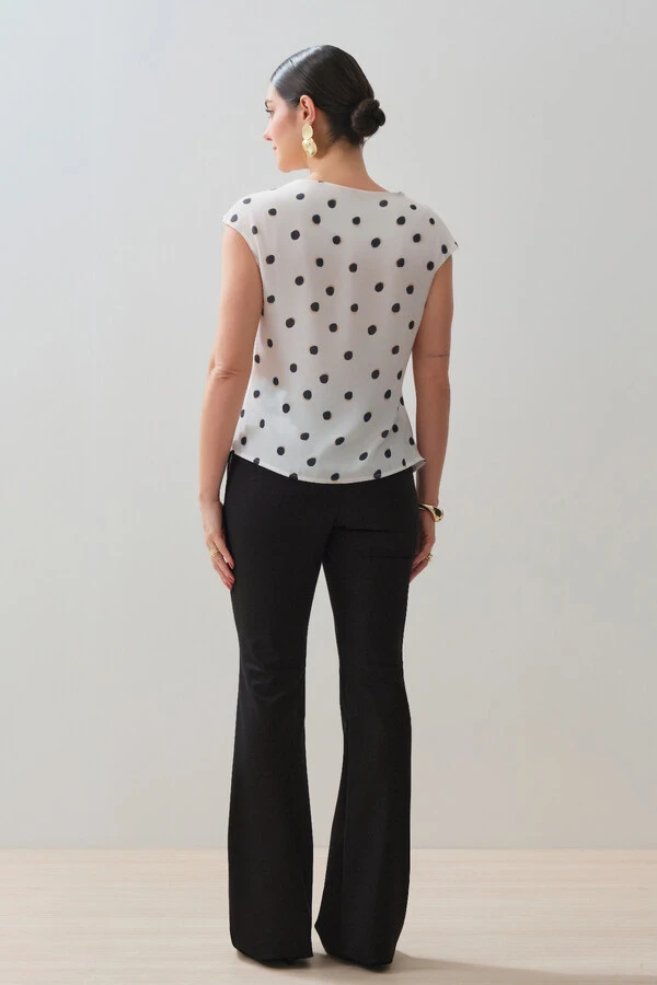 Blusa Assimétrica Poa Sobreposta Lateral Direita Franzida