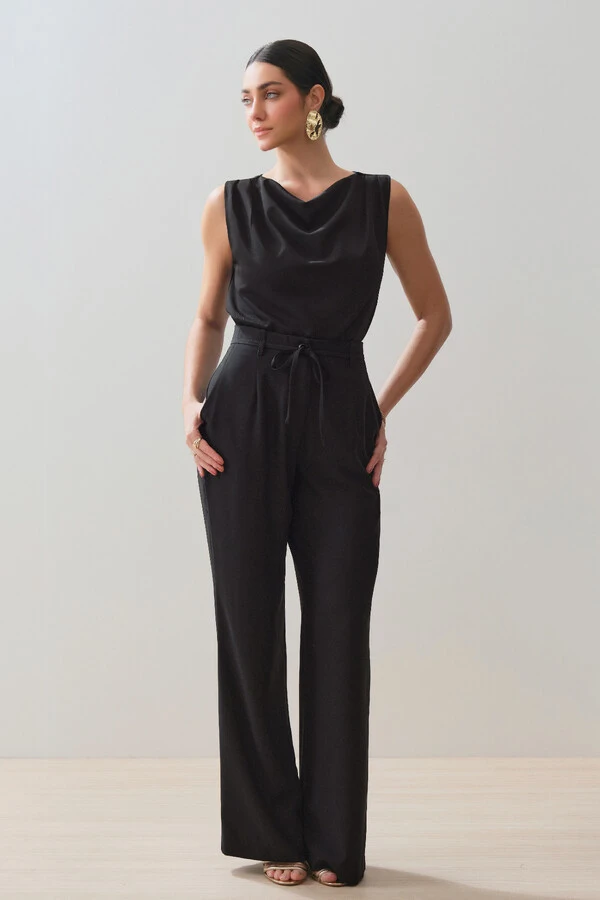 Conjunto de Alfaiataria de Regata Decote Drapeado Ombro Pregas Double e Pantalona Cinto Fino