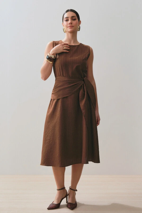 Vestido Midi Regata de Textrua Listrada Cintura Faixa Franzida
