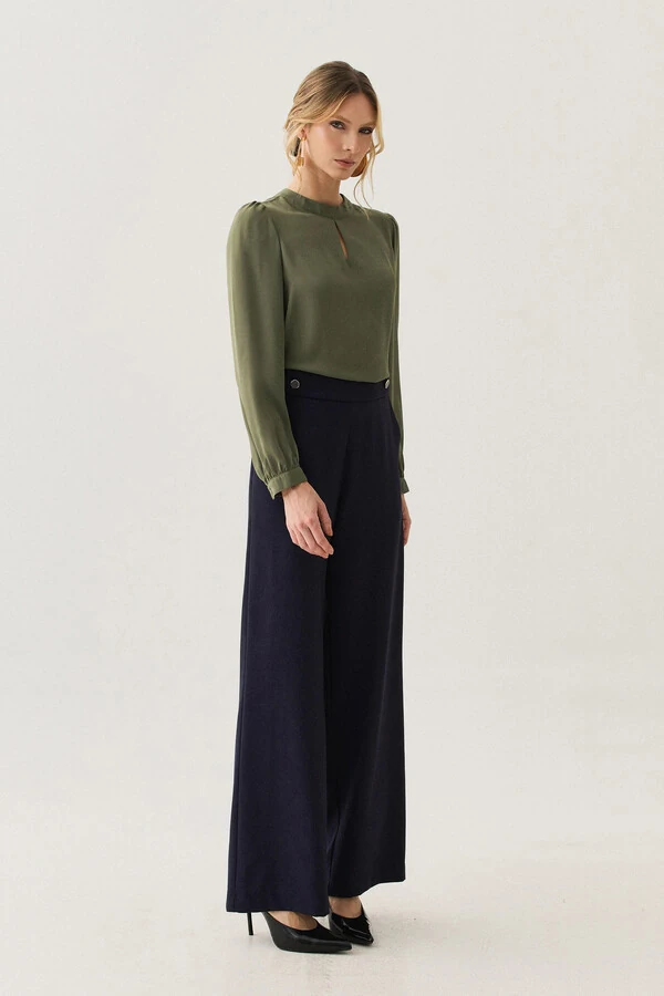 Blusa Manga Longa Punho Gola Baixa Vazada Gota