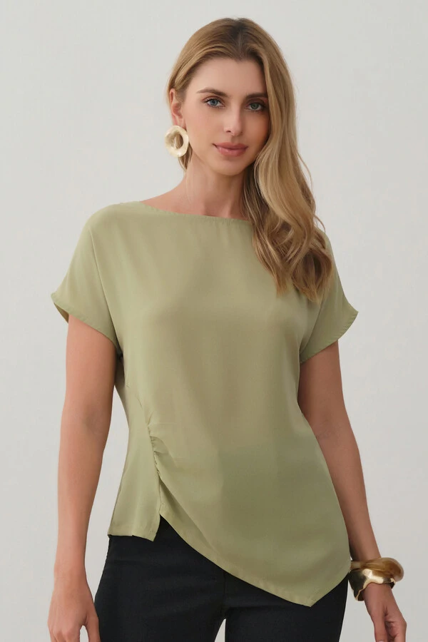 Blusa Assimétrica Manga Morcego Lateral Franzidos