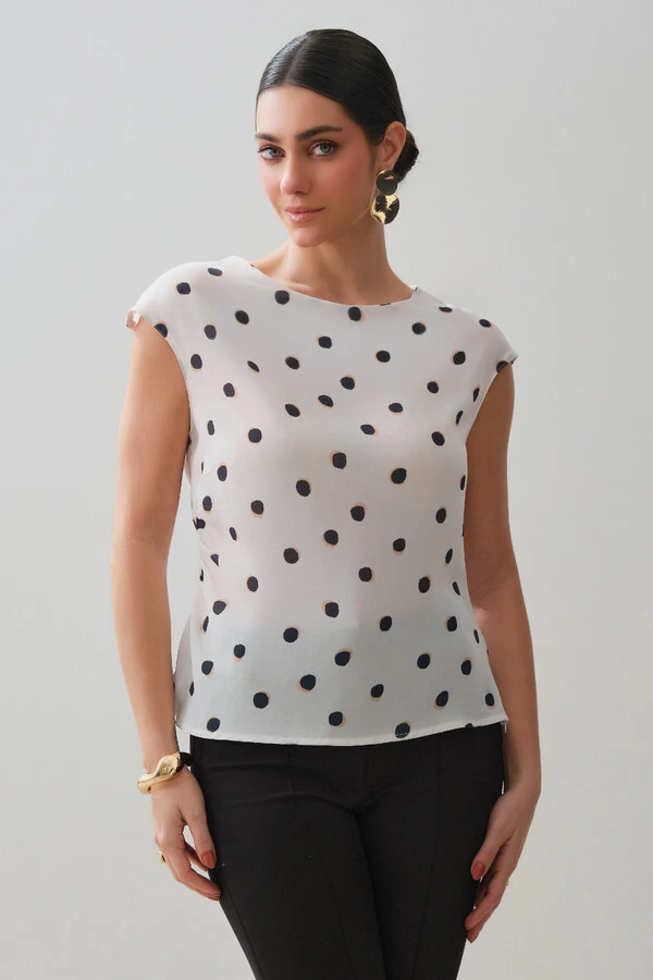 Blusa Assimétrica Poa Sobreposta Lateral Direita Franzida