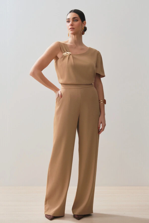 Conjunto de Alfaiataria de Blusa Assimétrica Alça Direita Gold Pregas e Pantalona