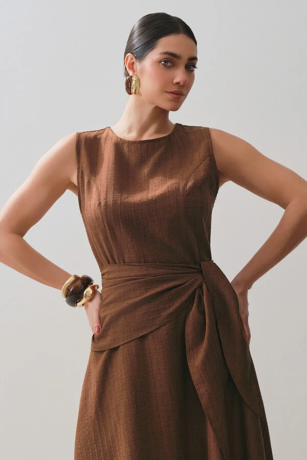 Vestido Midi Regata de Textrua Listrada Cintura Faixa Franzida