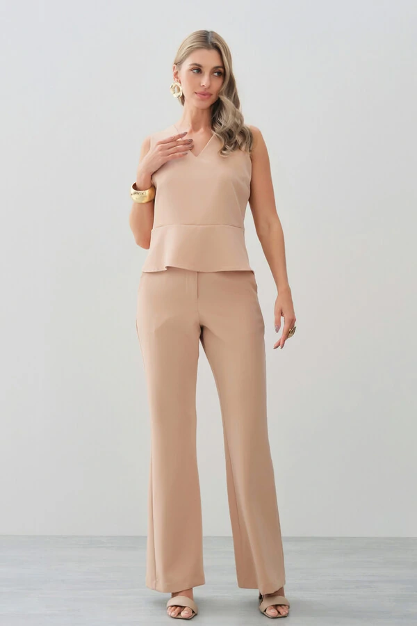 Conjunto de Alfaiataria de Blusa Regata Decote V Recorte e Calça Flare Botão Forrado