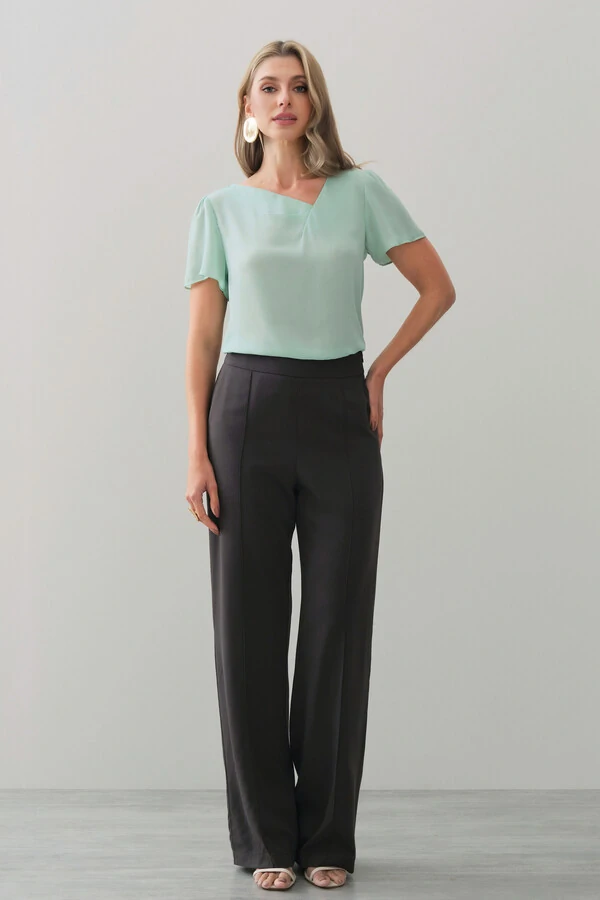 Blusa Decote V Assimétrico Pregas