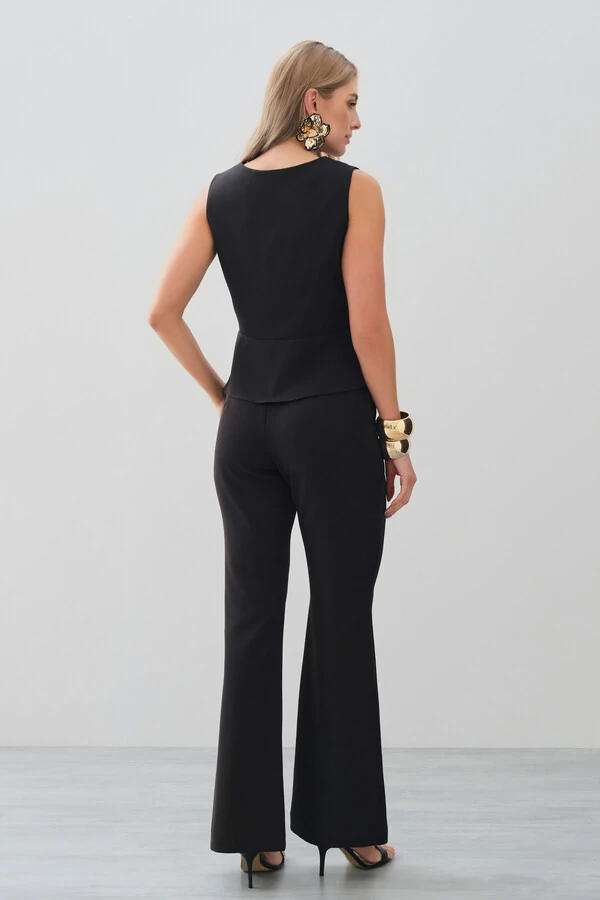 Conjunto de Alfaiataria de Blusa Regata Decote V Recorte e Calça Flare Botão Forrado