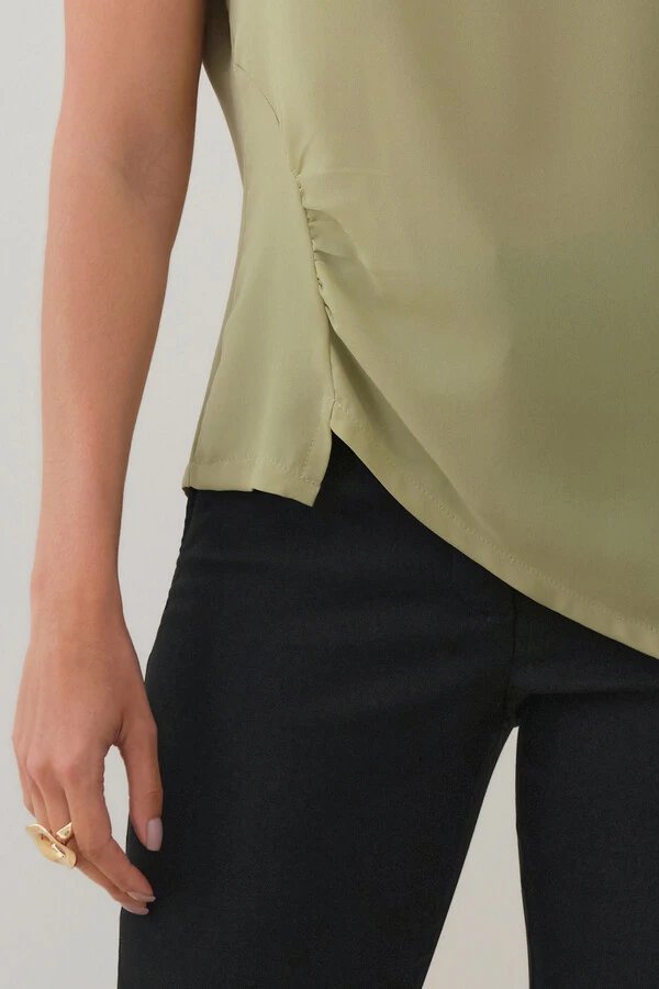 Blusa Assimétrica Manga Morcego Lateral Franzidos