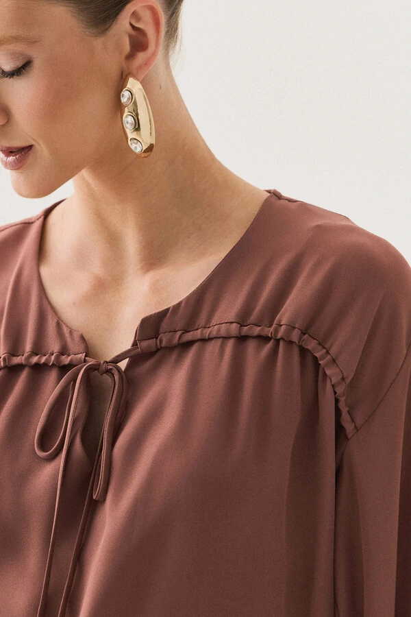 Blusa Manga Longa Punho Gold Decote Cavado Laço Puxante