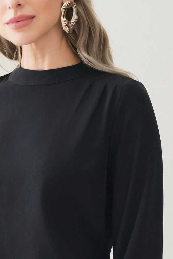 Blusa Assimétrica Manga Longa Punho Gola Baixa Ombro Esquerdo Pregas Triple