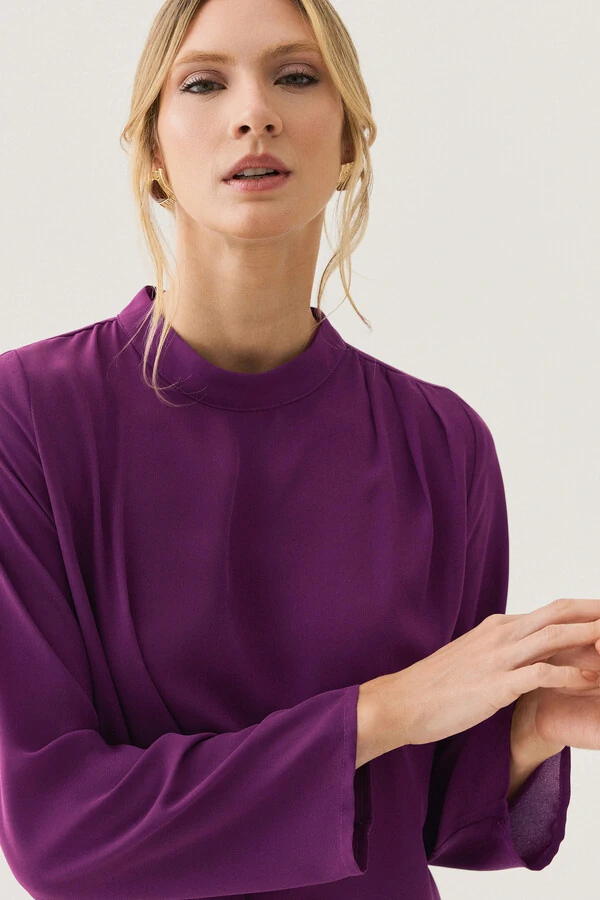 Blusa Assimétrica Manga Longa Evasê Gola Baixa Pregas Ombro Esquerdo