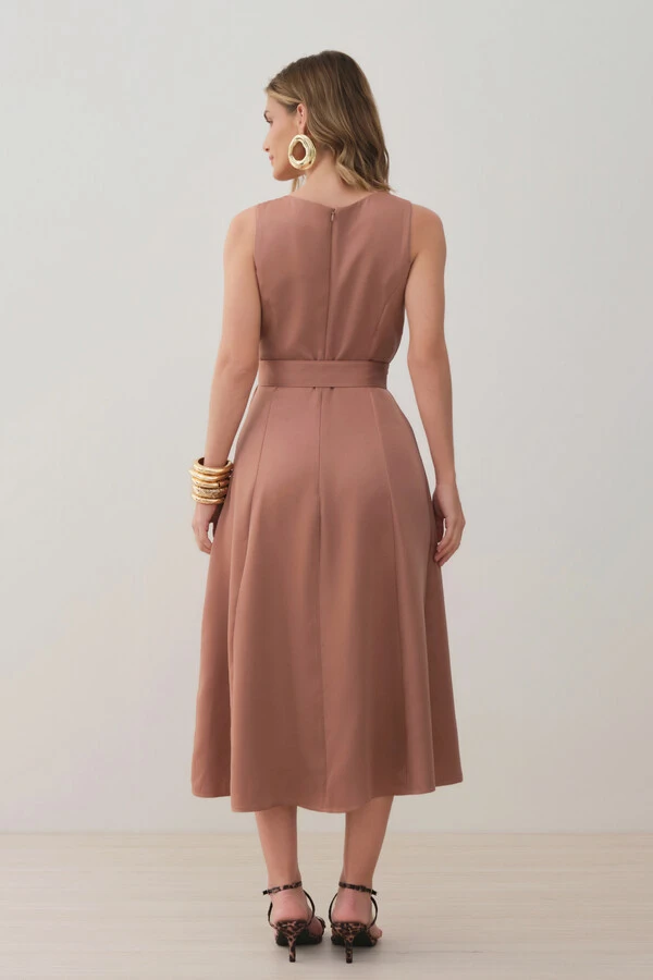 Vestido Midi Evasê Regata de Alfaiataria Recortes Cinto Fivela Gold