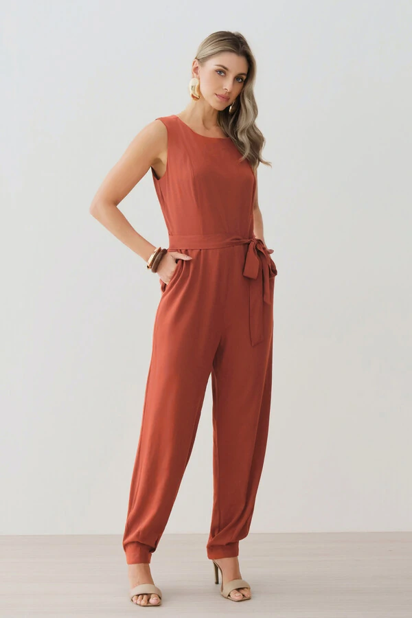 Macacão Regata Recorte Cenoura Cinto