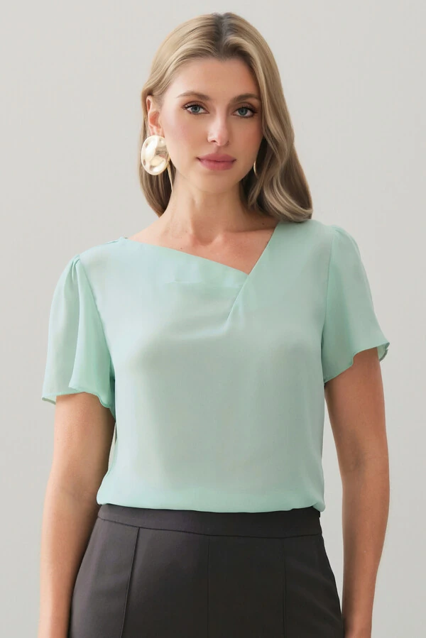 Blusa Decote V Assimétrico Pregas
