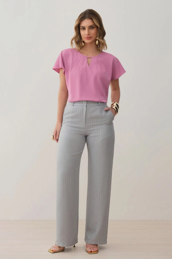 Blusa Manga Morcego Evasê Decote Cut Out Pregas