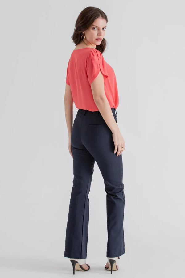 Blusa manga aberta botão forrado
