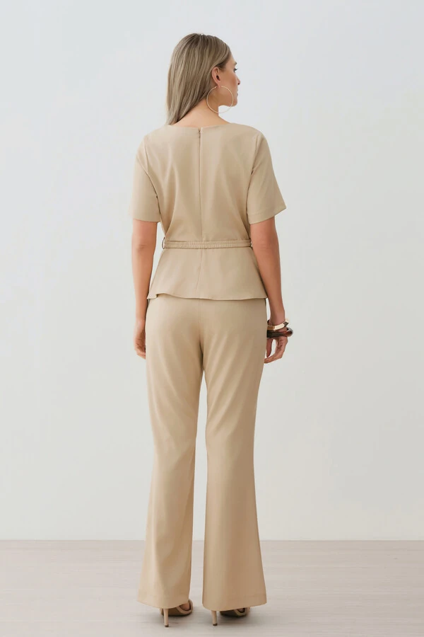 Conjunto de Blusa Crop Peplum Recorte Cinto Gold e Calça Flare Recorte