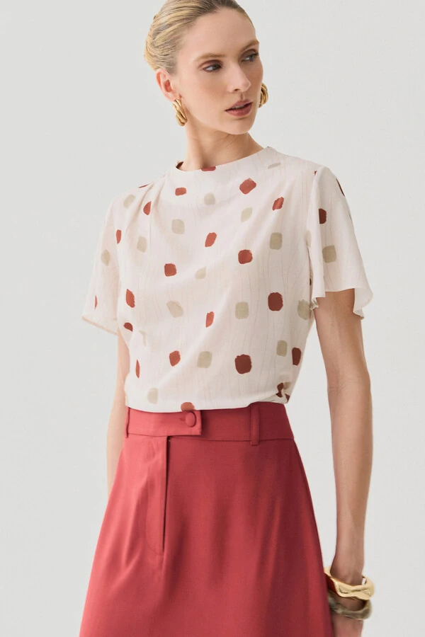 Blusa Assimétrica Abstrata Gola Careca Baixa Pregas Ombro Direito