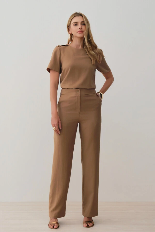 Conjunto de Blusa Ombro Prega e Calça Reta Ampla