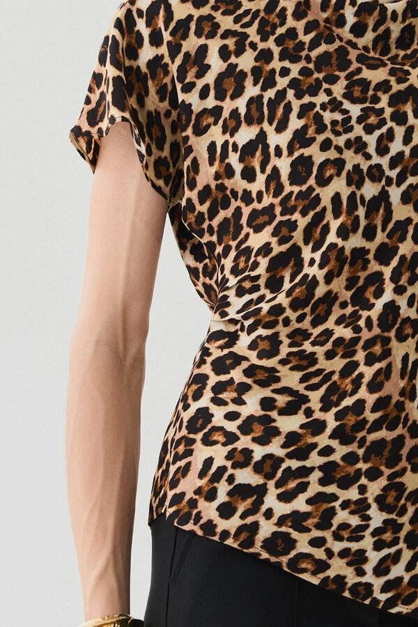 Blusa Assimétrica Onça Manga Morcego Decote Canoa Drapeado