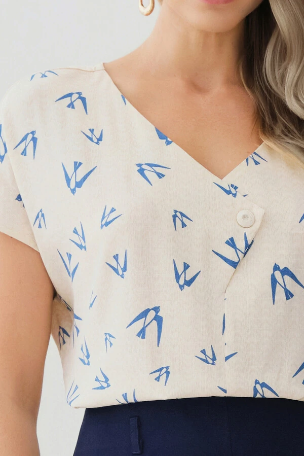 Blusa Pássaro Manga Morcego Decote V Botão Forrado